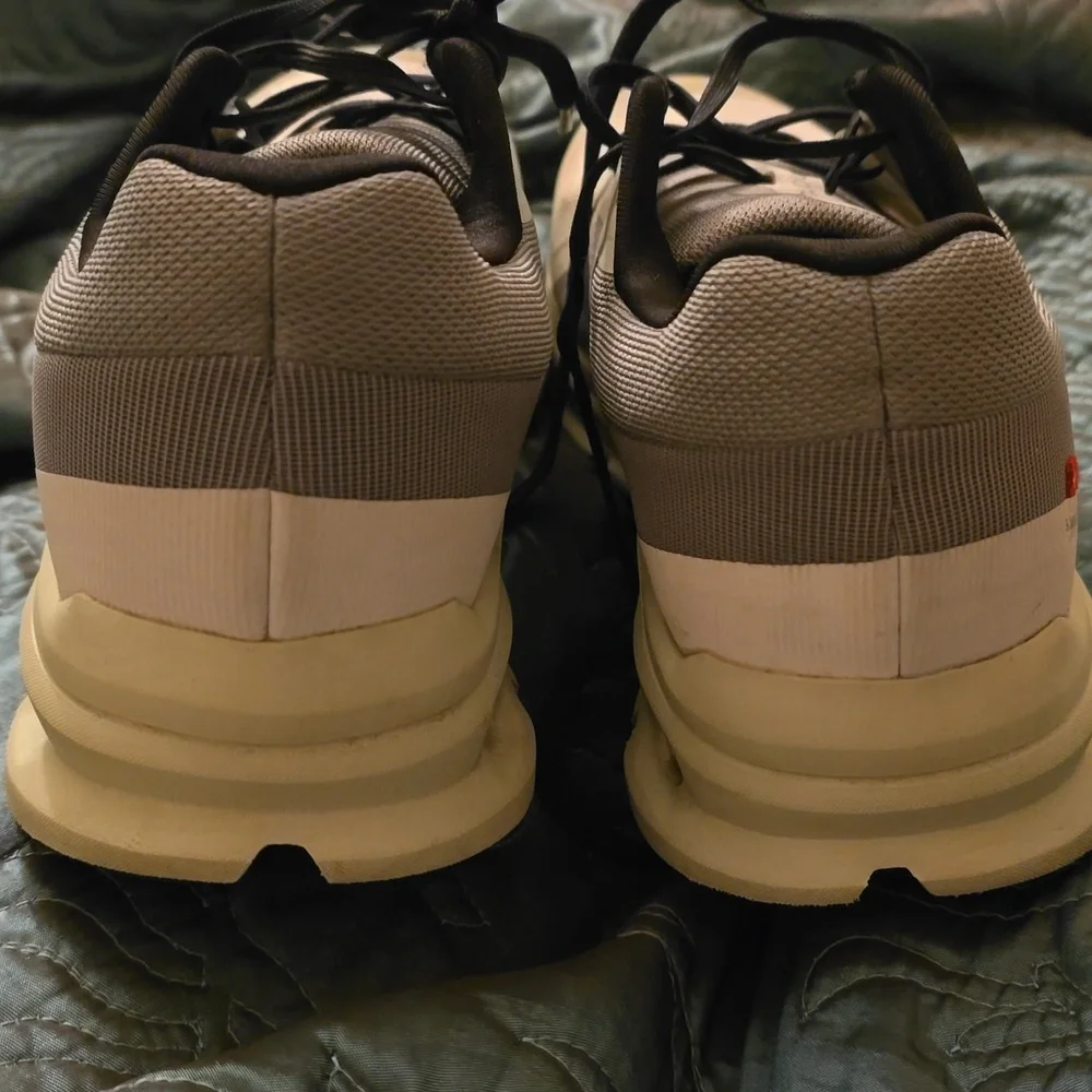 On Running cloudrunner shoes - Picture 7 of 7